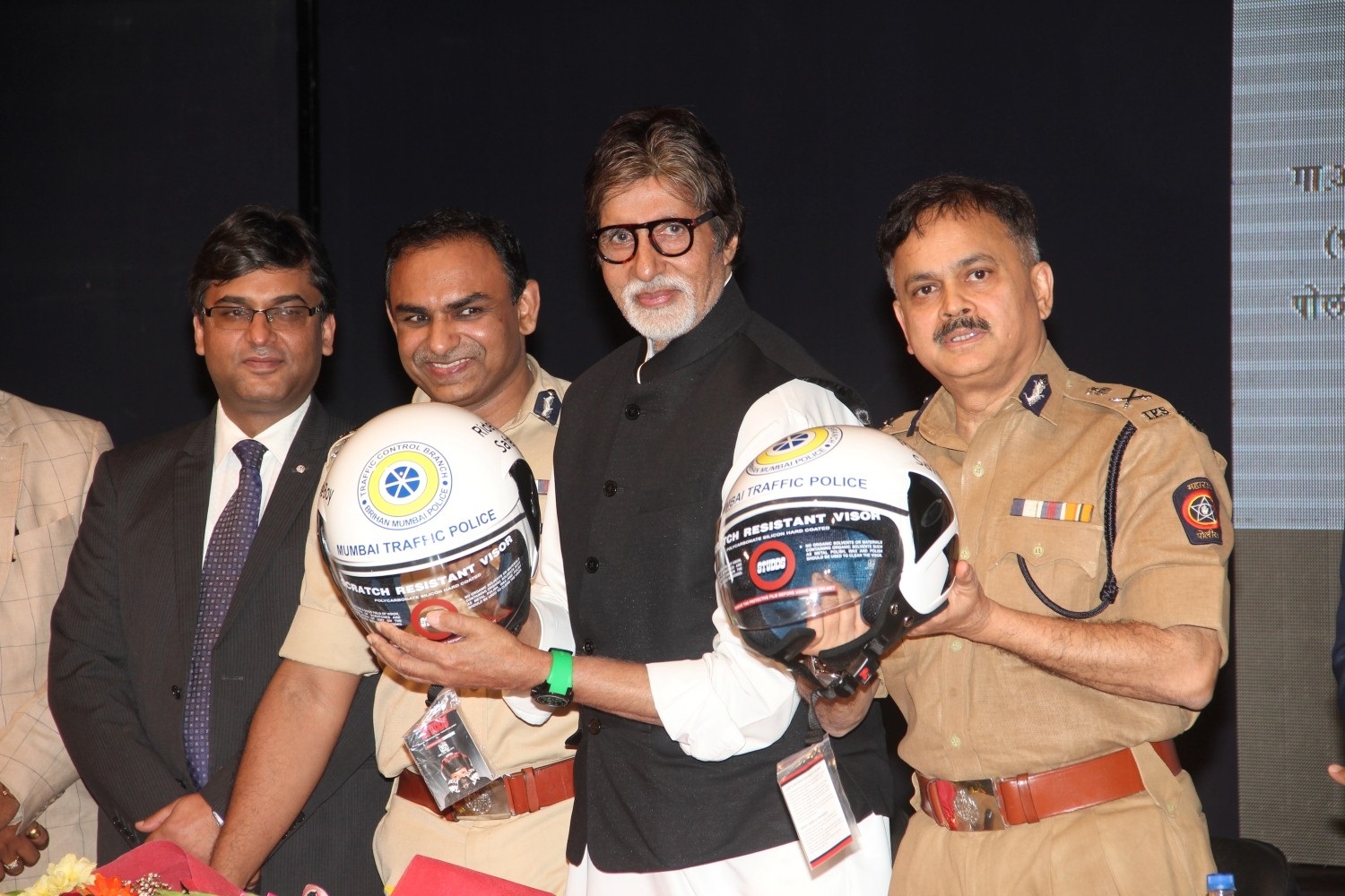 Amitabh Bachchan innaugrates helmet facilities for Mumbai traffic police